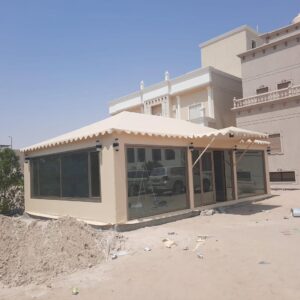 النجم اللامع للمظلات والسواتر | تركيب ساندويتش بانل في حي المنار بجدة: السرعة والكفاءة في التشييد العصري