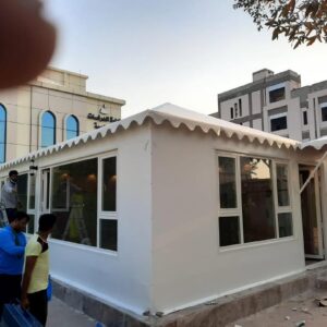النجم اللامع للمظلات والسواتر | تركيب ساندويتش بانل في حي المنار بجدة: السرعة والكفاءة في التشييد العصري