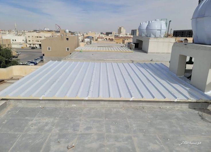 النجم اللامع للمظلات والسواتر | تركيب أسقف ساندوتش بانل في جدة حي الروضة | تركيب اسقف مقاومة للحرائق