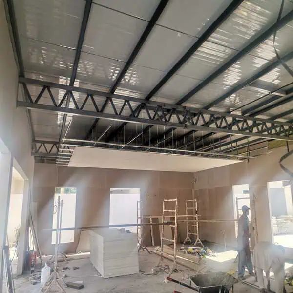 النجم اللامع للمظلات والسواتر | تركيب أسقف ساندوتش بانل في جدة حي الروضة | تركيب اسقف مقاومة للحرائق