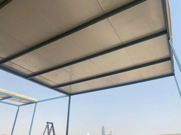 النجم اللامع للمظلات والسواتر | تركيب أسقف ساندوتش بانل في جدة حي الروضة | تركيب اسقف مقاومة للحرائق