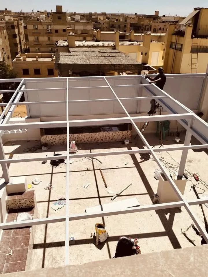 النجم اللامع للمظلات والسواتر | تركيب أسقف ساندوتش بانل في جدة حي الروضة | تركيب اسقف مقاومة للحرائق