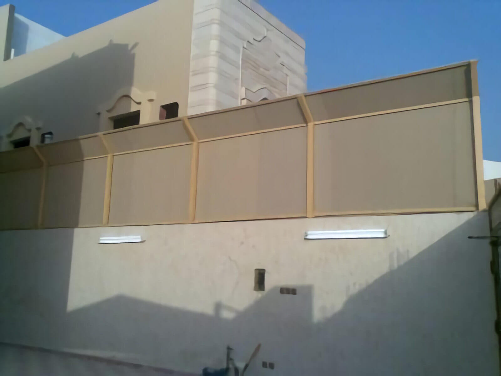 سواتر-قماشية-1 النجم اللامع للمظلات والسواتر | سواتر قماش جدة حي البلد | تركيب سواتر قماشية | سواتر جدران